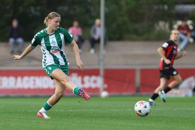 Sarah Gutmann of SV Werder Bremen in action, on the ball, making a solo run during the Women s Bundesliga match between Bayer 04 Leverkusen and SV Werder Bremen, Ulrich Haberland Stadium on October 2, 2026, in Leverkusen, Germany. Photo by Oliver Kaelke, DeFodi Images. Sarah Gutmann of SV Werder Bremen controls the ball during the Bundesliga match between Bayer 04 Leverkusen and SV Werder Bremen at Ulrich Haberland Stadium on October 2, 2026 in Leverkusen, Germany. Photo by Oliver Kaelke, DeFodi Images. DFB and DFL regulations prohibit any use of photographs as image sequences and or quasi-video. Photo by Oliver Kaelke, DeFodi Images.