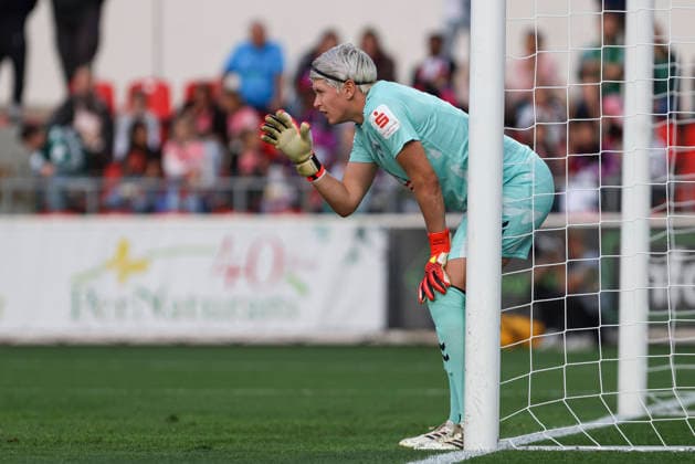 SV Werder Bremen goalkeeper Vanessa Fischer gestures during the Women s Bundesliga match between Bayer 04 Leverkusen and SV Werder Bremen, Ulrich Haberland Stadium on October 2, 2026, in Leverkusen, Germany. Photo by Oliver Kaelke, DeFodi Images. SV Werder Bremen goalkeeper Vanessa Fischer gestures during the Bundesliga match between Bayer 04 Leverkusen and SV Werder Bremen at Ulrich Haberland Stadium on October 2, 2026 in Leverkusen, Germany. Photo by Oliver Kaelke, DeFodi Images. DFB and DFL regulations prohibit any use of photographs as image sequences and or quasi-video. Photo by Oliver Kaelke, DeFodi Images.