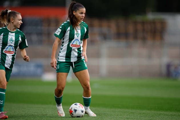 Soccer I Women s I 2026–2027 Season I Bundesliga I Bayer 04 Leverkusen vs. Werder Bremen I October 2, 2026 Luna Vanzeir 13, Werder Bremen in possession of the ball; cutout, close-up, portrait, single photo, single image, body; Leverkusen; Ulrich Haberland Stadium; North Rhine-Westphalia; Germany Copyright: xLobeca CedricxSiefkerx