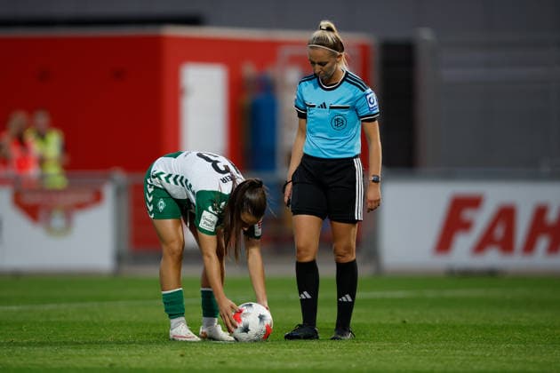 Soccer I Women s I 2026–2027 Season I Bundesliga I Bayer 04 Leverkusen vs. Werder Bremen I October 2, 2026 Luna Vanzeir 13, Werder Bremen sets the ball up for a penalty kick; referee Julia Boike looks on at the Ulrich Haberland Stadium in Leverkusen, North Rhine-Westphalia, Germany Copyright: xLobeca CedricxSiefkerx