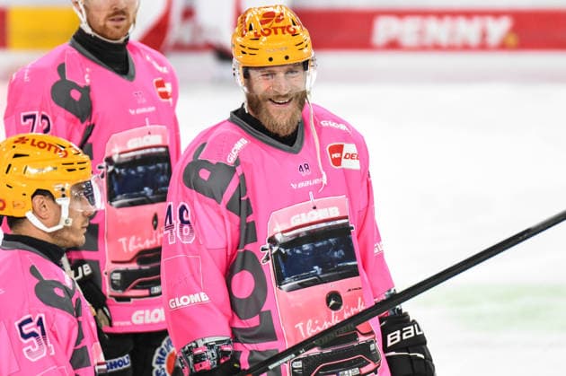 Straubing Tigers vs. Pinguins Bremerhaven, Ice Hockey, German Ice Hockey League, Penny DEL, Matchday 5, 2026–2027 Season, October 2, 2026, Nicholas Jensen, Pinguins Bremerhaven, Men s Ice Hockey, German Ice Hockey League, Penny DEL, Matchday 5, 2026–2027 Season on October 2, 2026, at the Eisstadion am Pulverturm, Straubing Tigers (blue) vs. Pinguins Bremerhaven (white)