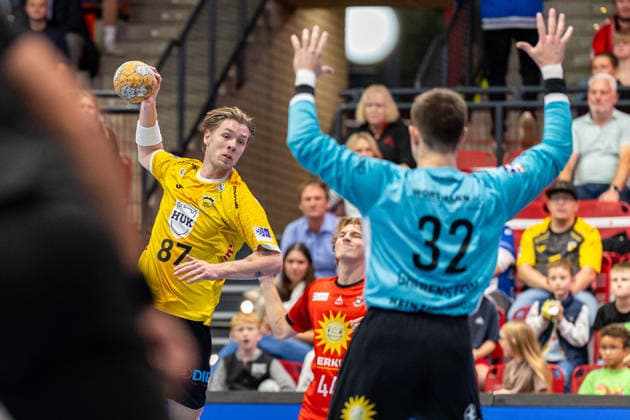 L R Jesper Schmidt, HSC 2000 Coburg, 87 on a goal throw against Leon Grabenstein, TuS N Luebbecke, 32 GER, TuS N Luebbecke vs. HSC 2000 Coburg, Handball, 2nd Bundesliga, Matchday 6, 2026–2027 season, October 2, 2026 GER, TuS N Luebbecke vs. HSC 2000 Coburg, Handball, 2nd Bundesliga, Matchday 6, 2026–2027 season, October 2, 2026 Luebbecke Copyright: xEibner-Pressefoto JanxRollingerx EP_JSK