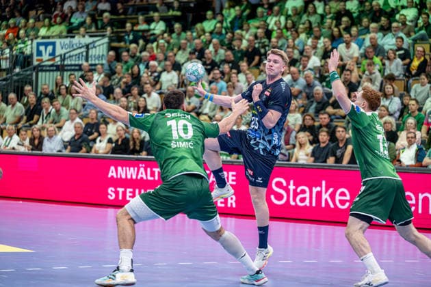 OPEL Handball Bundesliga: HSG Wetzlar vs. Rhein Neckar Löwen, 10 02 26; Haukur Prastarson (Rhein Neckar Löwen), 25; Josip Simic (HSG Wetzlar), 10; Tomas Piroch, HSG Wetzlar, 13 OPEL Handball Bundesliga: HSG Wetzlar vs. Rhein Neckar Löwen, Wetzlar, October 2, 2026 Copyright: xBEAUTIFULxSPORTS Roeczeyx