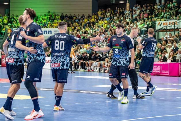 OPEL Handball Bundesliga: HSG Wetzlar vs. Rhein Neckar Löwen, 10 26 02; Aron Seesing (Rhein Neckar Löwen), 21, Jannik Kohlbacher Rhein Neckar Löwen, 80 OPEL Handball Bundesliga HSG Wetzlar Rhein Neckar Löwen Wetzlar, 10 26 02 Copyright: xBEAUTIFULxSPORTS Roeczeyx