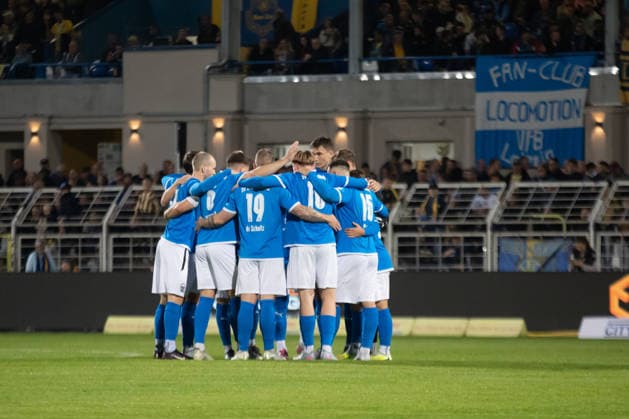Soccer: Saxony Cup, 1 FC Lok Leipzig vs. SV Liebertwolkwitz, October 2, 2026. The SV Liebertwolkwitz team gathers in a circle to psych themselves up for the cup match. Soccer: Wernesgrüner Saxony Cup 2026–2027, Round 3: 1 FC Lok Leipzig vs. SV Liebertwolkwitz on October 2, 2026, at Bruno Plache Stadium, Leipzig Copyright: xBEAUTIFULxSPORTS JanxKaeferx