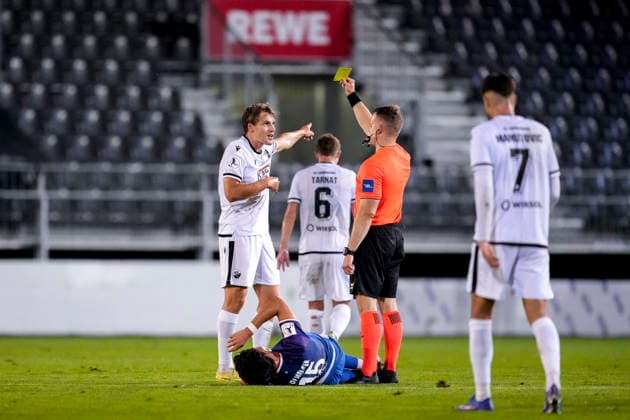From left: Max Christiansen (SVS), 26, receives a yellow card from referee Vincent Schandry; warning, yellow card, action, play, match scene, October 2, 2026, Sandhausen, Germany, soccer, Regionalliga Southwest, SV Sandhausen 1 vs. FC Kaiserslautern II xozx