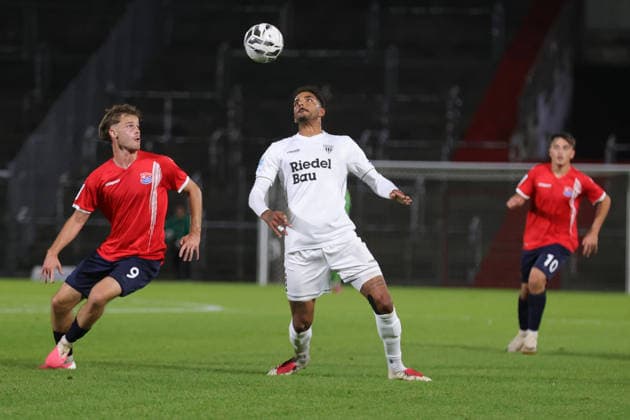 October 2, 2026, Soccer, Men s, Bavarian Regional League, 2026–2027 Season, Matchday 12: SpVgg Unterhaching vs. FC Schweinfurt 05. From left: Jeroen Krupa (SpVgg Unterhaching), No. 9 against Mike Dellinger (FC Schweinfurt 05), 10. Unterhaching, Uhlsport Park, Unterhaching, Bavaria, Germany
