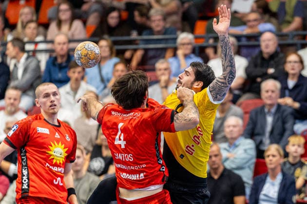 L R Max Santos (TuS N Luebbecke), 04, in a one-on-one battle with Savvas Savvas (HSC 2000 Coburg), 10 GER, TuS N Luebbecke vs. HSC 2000 Coburg, Handball, 2nd Bundesliga, Matchday 6, 2026–2027 season, October 2, 2026 GER, TuS N Luebbecke vs. HSC 2000 Coburg, Handball, 2. Bundesliga, Matchday 6, 2026–2027 season, October 2, 2026 Luebbecke Copyright: xEibner-Pressefoto JanxRollingerx EP_JSK