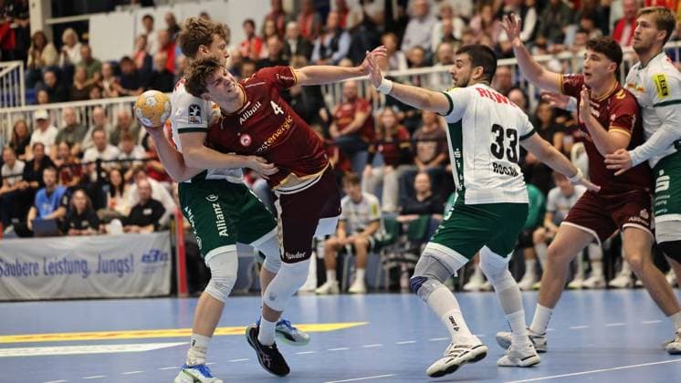 Handball 2nd Bundesliga: Tusem Essen vs. SC DHfK Leipzig ** FOR EDITORIAL PURPOSES ONLY ** EDITORIAL USE ONLY ** p Luka Rogan (SC DHfK Leipzig, R) defends against Felix Göttler (Tusem Essen, L) during the 2nd Handball Bundesliga match between Tusem Essen and SC DHfK Leipzig on October 2, 2026, at the Sporthalle Am Hallo in Essen, Germany, North Rhine-Westphalia, Essen. Copyright ChristofxKöpsel Copyright: ChristofxKöpsel doc87uwlho45c4foqjnb7c ,EDITORIAL USE ONLY Copyright: ChristofxKöpsel