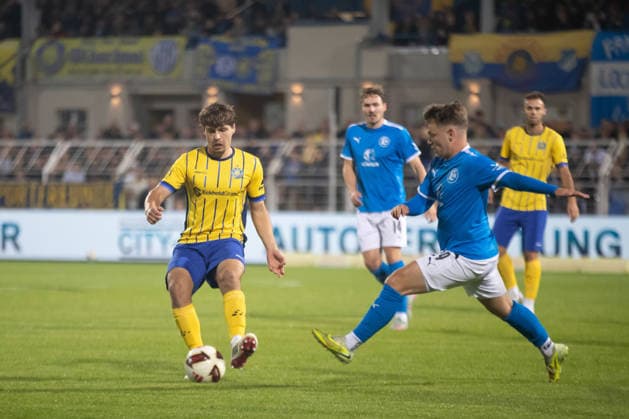 Soccer: Saxony Cup, 1 FC Lok Leipzig vs. SV Liebertwolkwitz, October 2, 2026; Simon Schierack 6, Lok Leipzig leads over Tim Genz 29, SV Liebertwolkwitz in possession; Soccer, Wernesgrüner Saxony Cup 2026–2027, Round 3: 1 FC Lok Leipzig vs. SV Liebertwolkwitz on October 2, 2026, at Bruno Plache Stadium, Leipzig Copyright: xBEAUTIFULxSPORTS JanxKaeferx