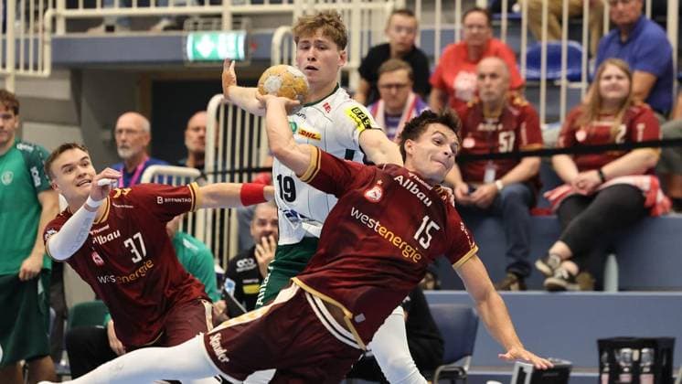 Handball 2nd Bundesliga: Tusem Essen vs. SC DHfK Leipzig ** FOR EDITORIAL USE ONLY ** EDITORIAL USE ONLY ** p Nils Homscheid Tusem Essen throws the ball during the 2nd Handball Bundesliga match between Tusem Essen and SC DHfK Leipzig on October 2, 2026, at the Sporthalle Am Hallo in Essen, Germany, North Rhine-Westphalia, Essen. Copyright ChristofxKöpsel Copyright: ChristofxKöpsel doc87uwoa71jom8ozho7uj ,EDITORIAL USE ONLY Copyright: ChristofxKöpsel