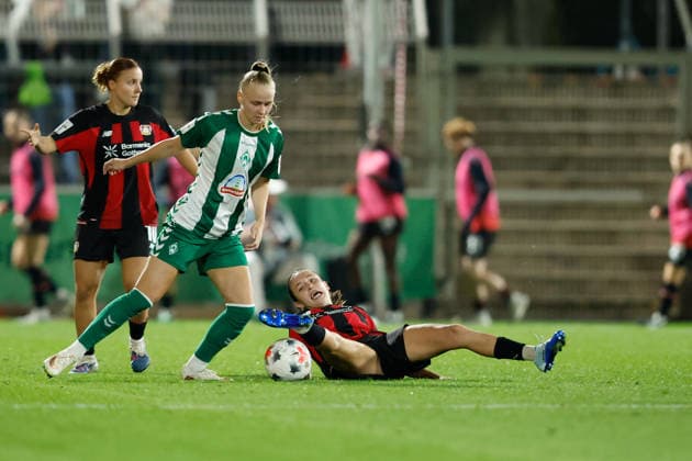 Soccer I Women s I 2026–2027 Season I Bundesliga I Bayer 04 Leverkusen vs. Werder Bremen I October 2, 2026 Isabella Jaron 11, Werder Bremen and Loreen Bender, 19, of Bayer 04 Leverkusen in a one-on-one battle at the Ulrich Haberland Stadium in Leverkusen, North Rhine-Westphalia, Germany Copyright: xLobeca CedricxSiefkerx