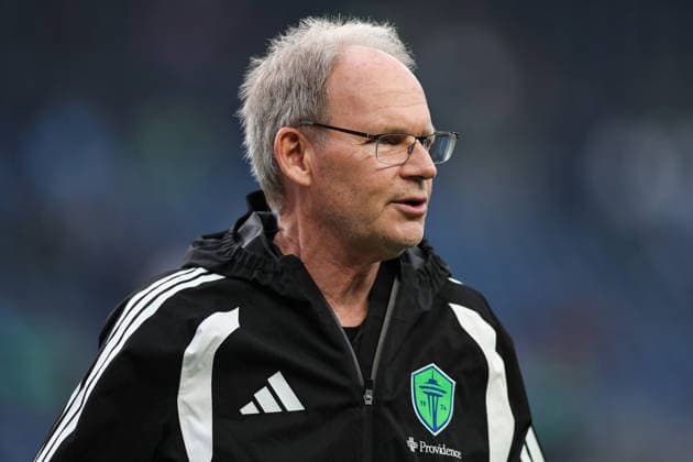SEATTLE, WA - OCTOBER 01: Head coach Brian Schmetzer of the Seattle Sounders looks on before a game between Sporting Kansas City and the Seattle Sounders on October 1, 2026 at Lumen Field in Seattle, Washington. (Photo by Henry Rodenburg Icon Sportswire) SOCCER: OCT 01 MLS, Fussball Herren, USA Seattle Sounders FC vs Sporting Kansas City EDITORIAL USE ONLY Icon26100124