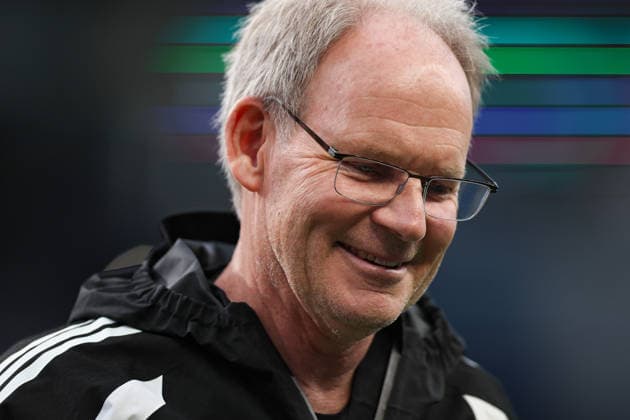 SEATTLE, WA - OCTOBER 01: Head coach Brian Schmetzer of the Seattle Sounders looks on before a game between Sporting Kansas City and the Seattle Sounders on October 1, 2026 at Lumen Field in Seattle, Washington. (Photo by Henry Rodenburg Icon Sportswire) SOCCER: OCT 01 MLS, Fussball Herren, USA Seattle Sounders FC vs Sporting Kansas City EDITORIAL USE ONLY Icon26100125