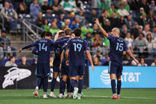 SEATTLE, WA - OCTOBER 01: Players from Sporting Kansas City celebrate a goal by Andrà Luiz 11 during a game between Sporting Kansas City and the Seattle Sounders on October 1, 2026 at Lumen Field in Seattle, Washington. (Photo by Henry Rodenburg Icon Sportswire) SOCCER: OCT 01 MLS, Fussball Herren, USA Seattle Sounders FC vs Sporting Kansas City EDITORIAL USE ONLY Icon26100138