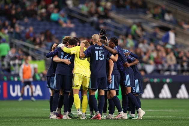 SEATTLE, WA - OCTOBER 01: Players from Sporting Kansas City huddle during a game between Sporting Kansas City and the Seattle Sounders on October 1, 2026 at Lumen Field in Seattle, Washington. (Photo by Henry Rodenburg Icon Sportswire) SOCCER: OCT 01 MLS, Fussball Herren, USA Seattle Sounders FC vs Sporting Kansas City EDITORIAL USE ONLY Icon26100139