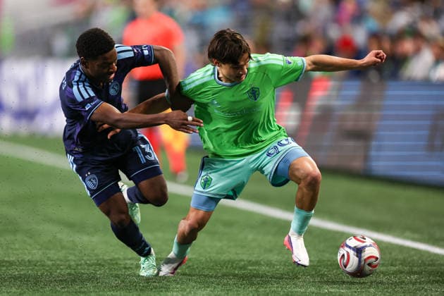 SEATTLE, WA - OCTOBER 01: Sebastian Gomez 90 of the Seattle Sounders is defended by Justin Reynolds 13 of Sporting Kansas City during a game between Sporting Kansas City and the Seattle Sounders on October 1, 2026 at Lumen Field in Seattle, Washington. (Photo by Henry Rodenburg Icon Sportswire) SOCCER: OCT 01 MLS, Fussball Herren, USA Seattle Sounders FC vs Sporting Kansas City EDITORIAL USE ONLY Icon26100142