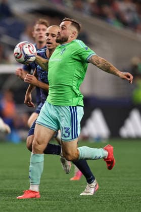 SEATTLE, WA - OCTOBER 01: Jordan Morris 13 of the Seattle Sounders is defended by Jansen Miller 15 of Sporting Kansas City during a game between Sporting Kansas City and the Seattle Sounders on October 1, 2026 at Lumen Field in Seattle, Washington. (Photo by Henry Rodenburg Icon Sportswire) SOCCER: OCT 01 MLS, Fussball Herren, USA Seattle Sounders FC vs Sporting Kansas City EDITORIAL USE ONLY Icon26100143