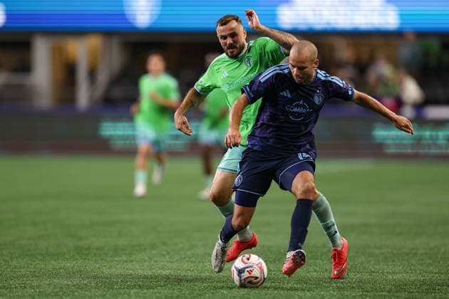 SEATTLE, WA - OCTOBER 01: Jansen Miller 15 of Sporting Kansas City keeps the ball from Jordan Morris 13 of the Seattle Sounders during a game between Sporting Kansas City and the Seattle Sounders on October 1, 2026 at Lumen Field in Seattle, Washington. (Photo by Henry Rodenburg Icon Sportswire) SOCCER: OCT 01 MLS, Fussball Herren, USA Seattle Sounders FC vs Sporting Kansas City EDITORIAL USE ONLY Icon26100144