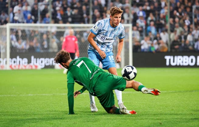 October 2, 2026, Germany, Stuttgart, Soccer, Regionalliga Südwest, SV Stuttgarter Kickers vs. Kickers Offenbach, from left: Luka Garic (OFC), Nico Blank (Kickers)