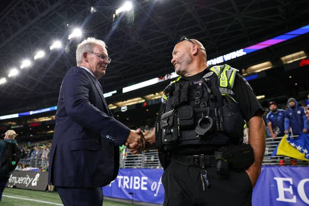 SEATTLE, WA - OCTOBER 01: Head coach Brian Schmetzer of the Seattle Sounders shakes hands with a police officer after a game between Sporting Kansas City and the Seattle Sounders on October 1, 2026 at Lumen Field in Seattle, Washington. (Photo by Henry Rodenburg Icon Sportswire) SOCCER: OCT 01 MLS, Fussball Herren, USA Seattle Sounders FC vs Sporting Kansas City EDITORIAL USE ONLY Icon26100149