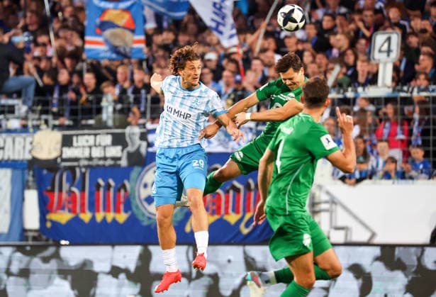 October 2, 2026, Germany, Stuttgart, Soccer, Regionalliga Südwest, SV Stuttgarter Kickers vs. Kickers Offenbach, from left: David Stojak (Kickers), Bastian Fröhlich (OFC)