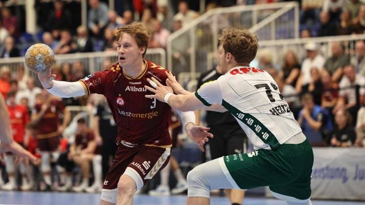 Handball 2nd Bundesliga: Tusem Essen vs. SC DHfK Leipzig ** FOR EDITORIAL PURPOSES ONLY ** EDITORIAL USE ONLY ** p Tim Hertzfeld, SC DHfK Leipzig (R), defends against es03 Tusem Essen during the 2nd Handball Bundesliga match between Tusem Essen and SC DHfK Leipzig on October 2, 2026, at the Sporthalle Am Hallo in Essen, Germany, North Rhine-Westphalia, Essen. Copyright ChristofxKöpsel Copyright: ChristofxKöpsel doc87uwwlpxxn41fr6d7pki ,EDITORIAL USE ONLY Copyright: ChristofxKöpsel