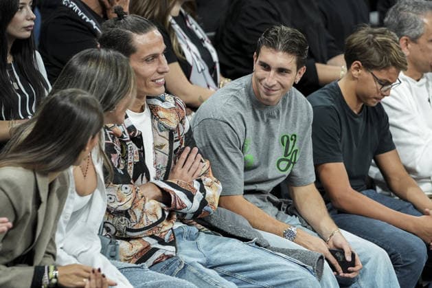 Besiktas v Barcelona - EuroLeague ISTANBUL, TURKIYE - OCTOBER 2: Besiktas footballer Fabio Miretti (2nd R) watches the EuroLeague Round 3 basketball match between Besiktas and Barcelona at Turkcell Basketball Development Center in Istanbul, Turkiye on October 2, 2026. Arife Karakum Anadolu Istanbul Turkey. Editorial use only. Please get in touch for any other usage.  Copyright: x2026xAnadoluxArifexKarakumx