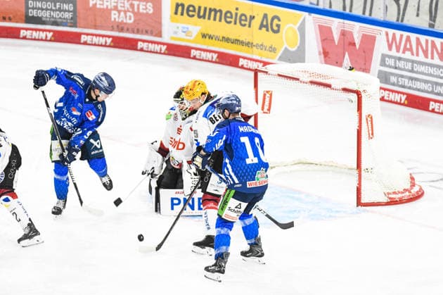 Tyler Madden of the Straubing Tigers misses a chance against Kristers Gudlevskis of the Bremerhaven Penguins, Men s Ice Hockey, German Ice Hockey League, Penny DEL, Matchday 5, 2026–2027 season on October 2, 2026, at the Eisstadion am Pulverturm, Straubing Tigers (blue) vs. Pinguins Bremerhaven (white)