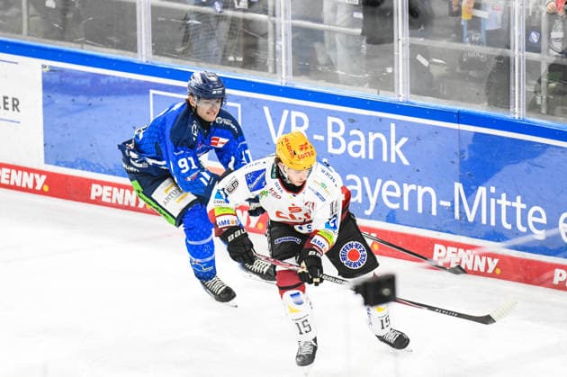 Hudson Elynuik (Straubing Tigers) trails Rayan Bettahar (Pinguins Bremerhaven), Men s Ice Hockey, German Ice Hockey League, Penny DEL, Matchday 5, 2026–2027 season on October 2, 2026, at the Eisstadion am Pulverturm, Straubing Tigers (blue) vs. Pinguins Bremerhaven (white)