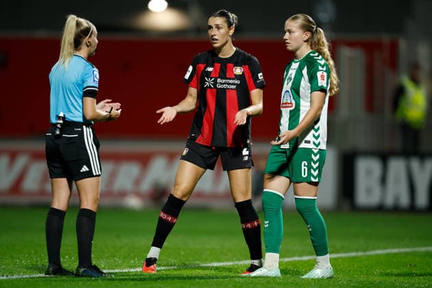 Soccer I Women s I 2026–2027 Season I Bundesliga I Bayer 04 Leverkusen vs. Werder Bremen I October 2, 2026: Referee Julia Boike speaks with Selina Ostermeier before a free kick 2, Bayer 04 Leverkusen’s Marie Gmeineder (6) and Werder Bremen’s Selina Ostermeier at the Ulrich Haberland Stadium in North Rhine-Westphalia, Germany Copyright: xLobeca CedricxSiefkerx