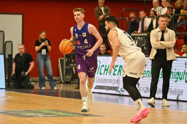 Daniel Kirchner (BG Göttingen), 04 on the ball against Buzz Anthony (Artland Dragons), 09 Artland Dragons vs. BG Göttingen, 2nd Basketball Bundesliga, Pro A, Matchday 2, 2026–2027 Season, October 2, 2026, Artland Dragons vs. BG Göttingen, 2nd Basketball Bundesliga, Pro A, Matchday 2, 2026–2027 season, October 2, 2026, Quakenbrück Copyright: xEibner-Pressefoto RobertxGertzenx EP_RGN