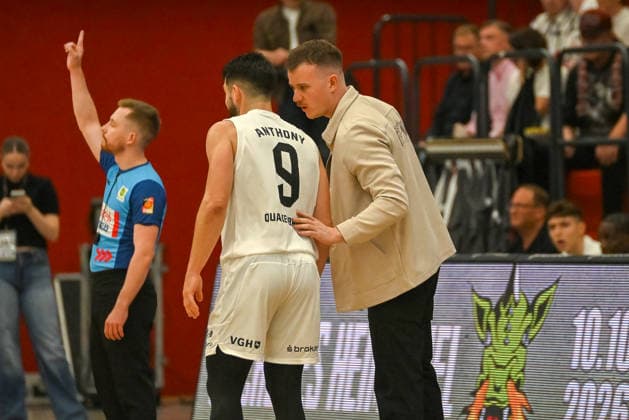 Hendrik Gruhn, Artland Dragons Coach, in conversation with Buzz Anthony, Artland Dragons, 09 Artland Dragons vs. BG Göttingen, 2nd Basketball Bundesliga, Pro A, Matchday 2, 2026–2027 Season, October 2, 2026, Artland Dragons vs. BG Göttingen, 2nd Basketball Bundesliga, Pro A, Matchday 2, 2026–2027 Season, October 2, 2026, Quakenbrück Copyright: xEibner-Pressefoto RobertxGertzenx EP_RGN