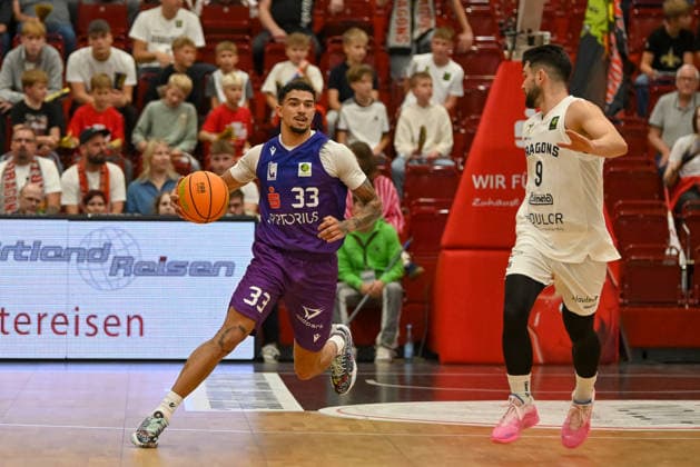 Tai Bibbs (BG Göttingen), 33 with the ball against Buzz Anthony (Artland Dragons), 09 Artland Dragons vs. BG Göttingen, 2 Basketball Bundesliga, Pro A, Matchday 2, 2026–2027 Season, October 2, 2026, Artland Dragons vs. BG Göttingen, 2nd Basketball Bundesliga, Pro A, Matchday 2, 2026–2027 season, October 2, 2026, Quakenbrück Copyright: xEibner-Pressefoto RobertxGertzenx EP_RGN