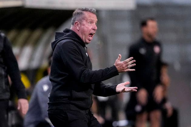 Markus Kauczinski, coach and head coach of SVS, gives instructions, gesturing with his arms; single frame, single photo, action, 02 10 2026, Sandhausen, Germany, soccer, Regionalliga Southwest, SV Sandhausen vs. 1. FC Kaiserslautern II xozx