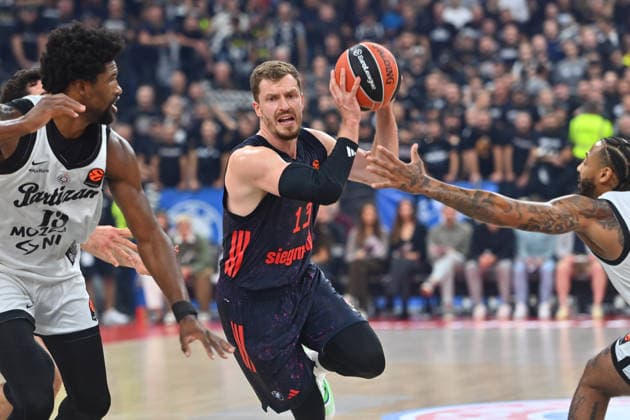 Andreas OBST FCB, Action, One-on-one against Than Thompson of Belgrade and Carlik Jones of Belgrade, EuroLeague Basketball, 2026–2027 season, FC Bayern Munich vs. Partizan Belgrade on October 2, 2026, S A P G A R D EN