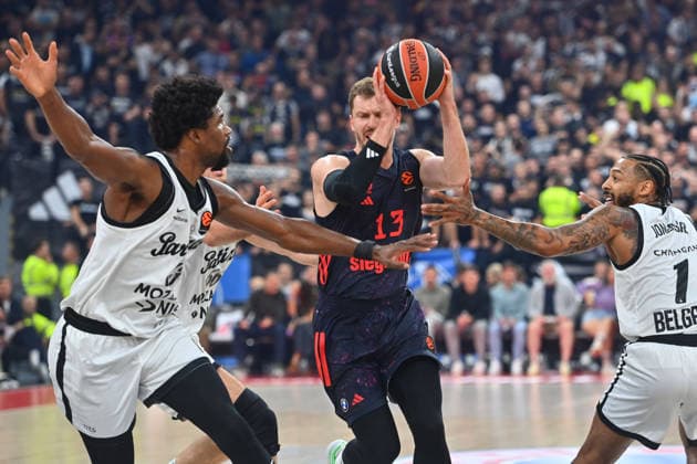 Andreas OBST FCB, Action, One-on-one against Than Thompson of Belgrade and Carlik Jones of Belgrade, EuroLeague Basketball, 2026–2027 season, FC Bayern Munich vs. Partizan Belgrade on October 2, 2026, S A P G A R D EN