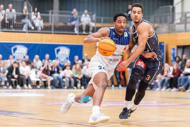 VfL Sparkassenstars Bochum vs. Eisbären Bremerhaven ** FOR EDITORIAL USE ONLY ** EDITORIAL USE ONLY ** p JaMonta Black (Bochum), left: Garai Zeeb (Bremerhaven), right: Basketball Barmer 2 Basketball Bundesliga VfL Sparkassenstars Bochum vs. Eisbären Bremerhaven on October 2, 2026, in Bochum. Copyright JonasxRichter Copyright: JonasxRichter doc87ux25wbg201aflnl1lyb ,EDITORIAL USE ONLY Copyright: JonasxRichter