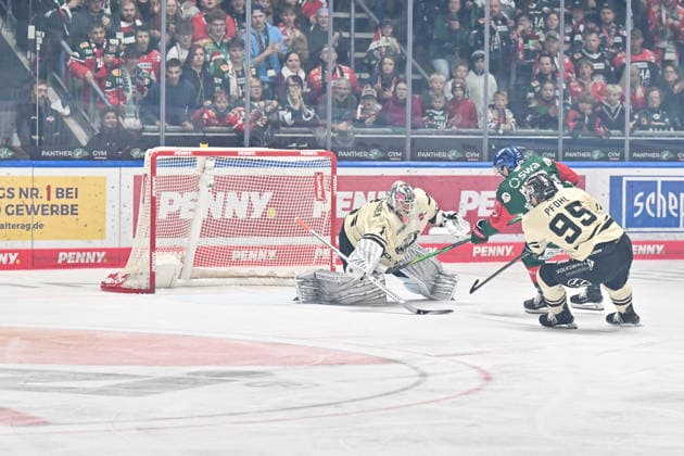 Penny DEL: Augsburger Panther vs. Grizzlys Wolfsburg, October 2, 2026, AUGSBURG, GERMANY, OCTOBER 2. In this scene, Kyle MAYHEW of the Augsburger Panther 27 scores the goal to make it 2–1, celebrating joyfully during the Penny DEL match between the Augsburger Panther and the Grizzlys Wolfsburg on Matchday 5 at Curt Frenzel Stadium. Copyright: xBEAUTIFULxSPORTS Goldbergx