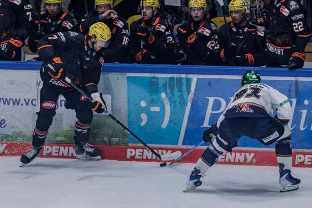 PENNY DEL Löwen Frankfurt vs. Eisbären Berlin, October 2, 2026: Ty Glover (Löwen Frankfurt, No. 7) and Tobias Krestan (Eisbären Berlin, No. 91) battle for the puck, Löwen Frankfurt vs. Eisbären Berlin, Frankfurt, NIX Ice Arena, October 2, 2026 Copyright: xBEAUTIFULxSPORTS Gawlikx