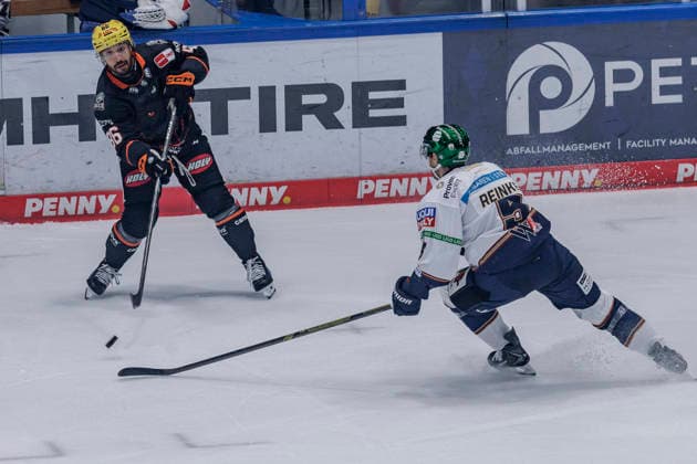 PENNY DEL Löwen Frankfurt vs. Eisbären Berlin, October 2, 2026: Cameron Brace (Löwen Frankfurt, 86) passes the puck past Mitch Reinke (Eisbären Berlin, 5), Löwen Frankfurt vs. Eisbären Berlin, Frankfurt, NIX Ice Arena, October 2, 2026 Copyright: xBEAUTIFULxSPORTS Gawlikx