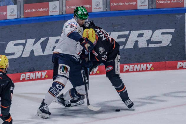 PENNY DEL Löwen Frankfurt vs. Eisbären Berlin, October 2, 2026: Markus Vikingstad (Eisbären Berlin, 37) and Matej Leden (Löwen Frankfurt, 33) battle for the puck, Löwen Frankfurt vs. Eisbären Berlin, Frankfurt, NIX Ice Arena, October 2, 2026 Copyright: xBEAUTIFULxSPORTS Gawlikx