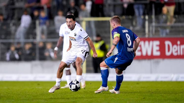 v li Arianit Ferati SVS, 47, Jean Zimmer FCK, 8, Captain, tackle, game scene, duel, tackle, tackling, dynamism, action, 02 10 2026, Sandhausen, Germany, soccer, Regionalliga Southwest, SV Sandhausen 1 vs. FC Kaiserslautern II xozx