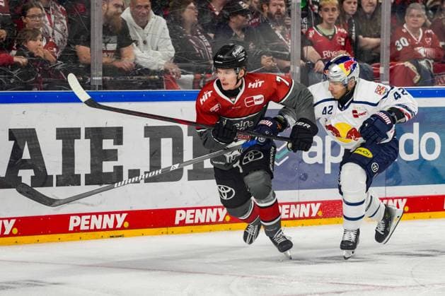 Ice Hockey: Penny DEL, Matchday 5—Cologne Sharks vs. EHC Red Bull Munich on October 2, 2026, at the Lanxess Arena in Cologne. Carlos Händel, Cologne, on the left, Yasin Ehliz of Munich; on the right. In accordance with the regulations of the DEL (German Ice Hockey League), the publication and further use of the footage in electronic media and on devices of any kind during the game is not permitted. xDMx