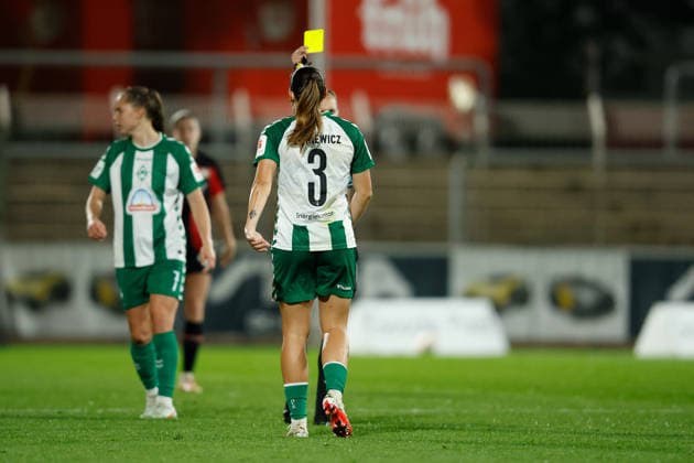 Soccer I Women s I 2026–2027 Season I Bundesliga I Bayer 04 Leverkusen vs. Werder Bremen I October 2, 2026: Referee Julia Boike issues Wiktoria Zieniewicz a 3, Werder Bremen, a yellow card at the Ulrich Haberland Stadium in Leverkusen, North Rhine-Westphalia, Germany Copyright: xLobeca CedricxSiefkerx