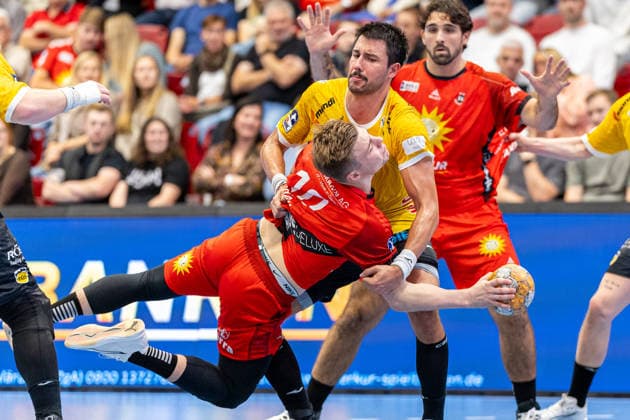 L R Tjorven Sturhahn (TuS N Luebbecke), No. 10, in a one-on-one battle with Nejc Planinsek (HSC 2000 Coburg), No. 17, GER, TuS N Luebbecke vs. HSC 2000 Coburg, Handball, 2nd Bundesliga, Matchday 6, 2026–2027 season, October 2, 2026 GER, TuS N Luebbecke vs. HSC 2000 Coburg, Handball, 2nd Bundesliga, Matchday 6, 2026–2027 season, October 2, 2026 Luebbecke Copyright: xEibner-Pressefoto JanxRollingerx EP_JSK