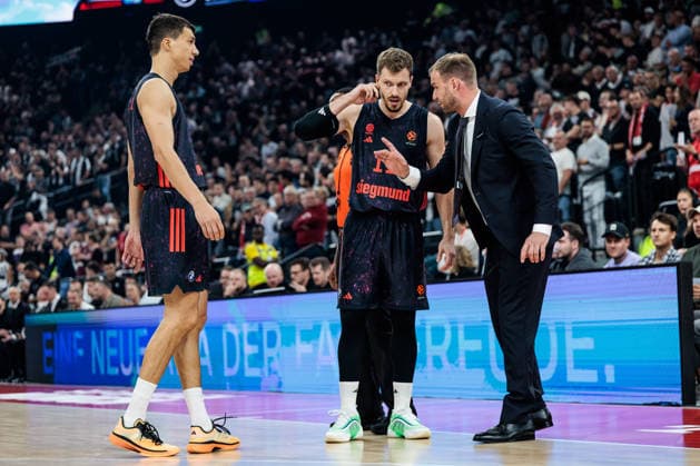 MUNICH, GERMANY - OCTOBER 02: Vladimir Lucic (FC Bayern Muenchen, 11) and Andreas Andi Obst (FC Bayern Muenchen, 13) talking to Anton Gavel (Headcoach FC Bayern Muenchen) during the Turkish Airlines EuroLeague match between FC Bayern Muenchen vs. Partizan Mozzart Bet Belgrade at SAP Garden on round 3 of Turkish Airlines EuroLeague on October 02, 2026 in Munich, Germany. Bavaria Germany Copyright: xSteffiexWunderlx