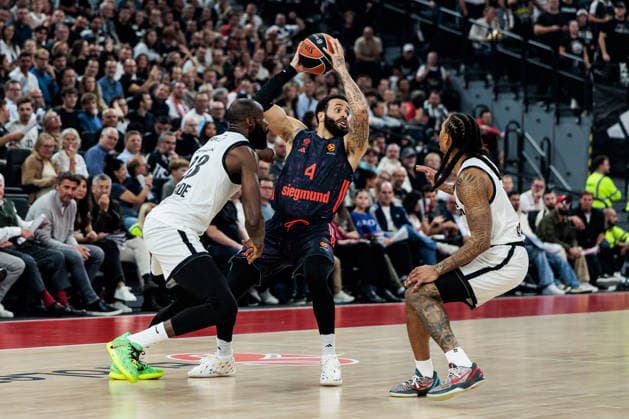 MUNICH, GERMANY - OCTOBER 02: Duane Washington (FC Bayern Muenchen, 4) controls the ball against Tonye Jekiri (Partizan Mozzart Bet Belgrade, 23) and Kyle Allman (Partizan Mozzart Bet Belgrade, 0) during the Turkish Airlines EuroLeague match between FC Bayern Muenchen vs. Partizan Mozzart Bet Belgrade at SAP Garden on round 3 of Turkish Airlines EuroLeague on October 02, 2026 in Munich, Germany. Bavaria Germany Copyright: xSteffiexWunderlx