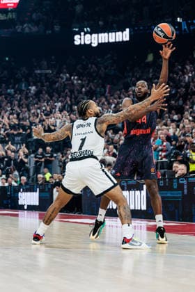 MUNICH, GERMANY - OCTOBER 02: Kamar Baldwin (FC Bayern Muenchen, 44) shooting the ball over Carlik Jones (Partizan Mozzart Bet Belgrade, 1) during the Turkish Airlines EuroLeague match between FC Bayern Muenchen vs. Partizan Mozzart Bet Belgrade at SAP Garden on round 3 of Turkish Airlines EuroLeague on October 02, 2026 in Munich, Germany. Bavaria Germany Copyright: xSteffiexWunderlx