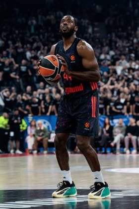 MUNICH, GERMANY - OCTOBER 02: Kamar Baldwin (FC Bayern Muenchen, 44) shooting from the freethrow line during the Turkish Airlines EuroLeague match between FC Bayern Muenchen vs. Partizan Mozzart Bet Belgrade at SAP Garden on round 3 of Turkish Airlines EuroLeague on October 02, 2026 in Munich, Germany. Bavaria Germany Copyright: xSteffiexWunderlx